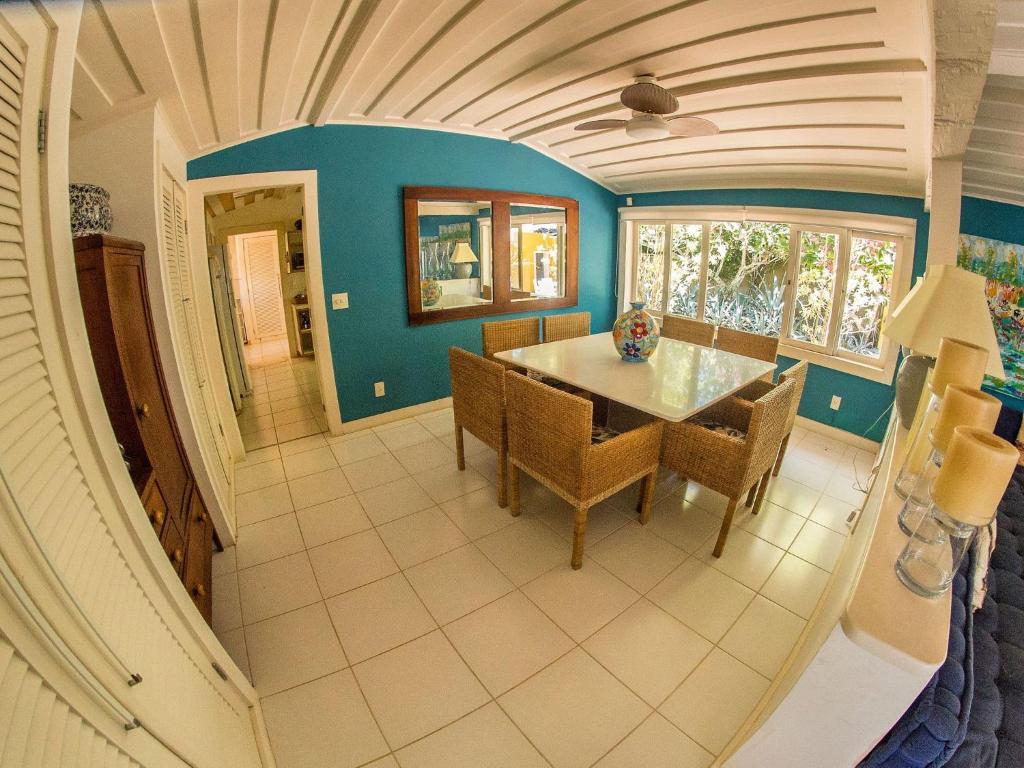  Deslumbrante Casa de Frente para Praia de Manguinhos com Seis Quartos