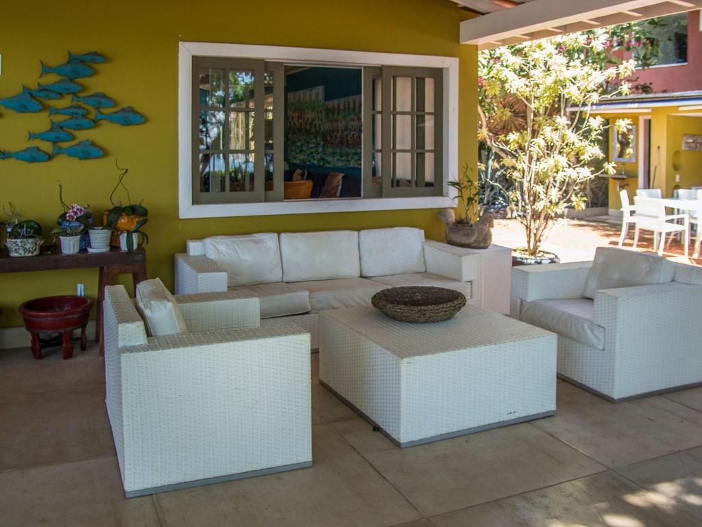  Deslumbrante Casa de Frente para Praia de Manguinhos com Seis Quartos