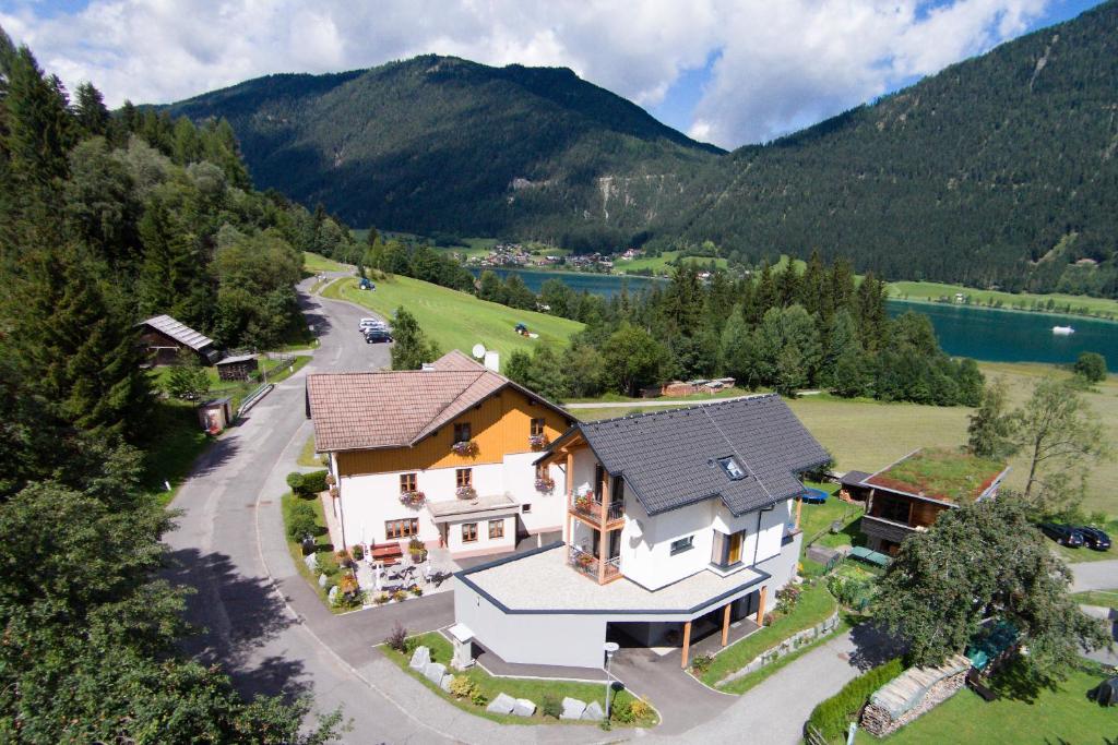 z góry widok na dom w górach w obiekcie Ferienwohnungen Mitterer w mieście Weissensee