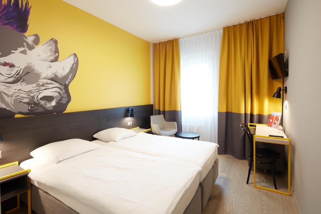 Postel nebo postele na pokoji v ubytování Hôtel Crystal