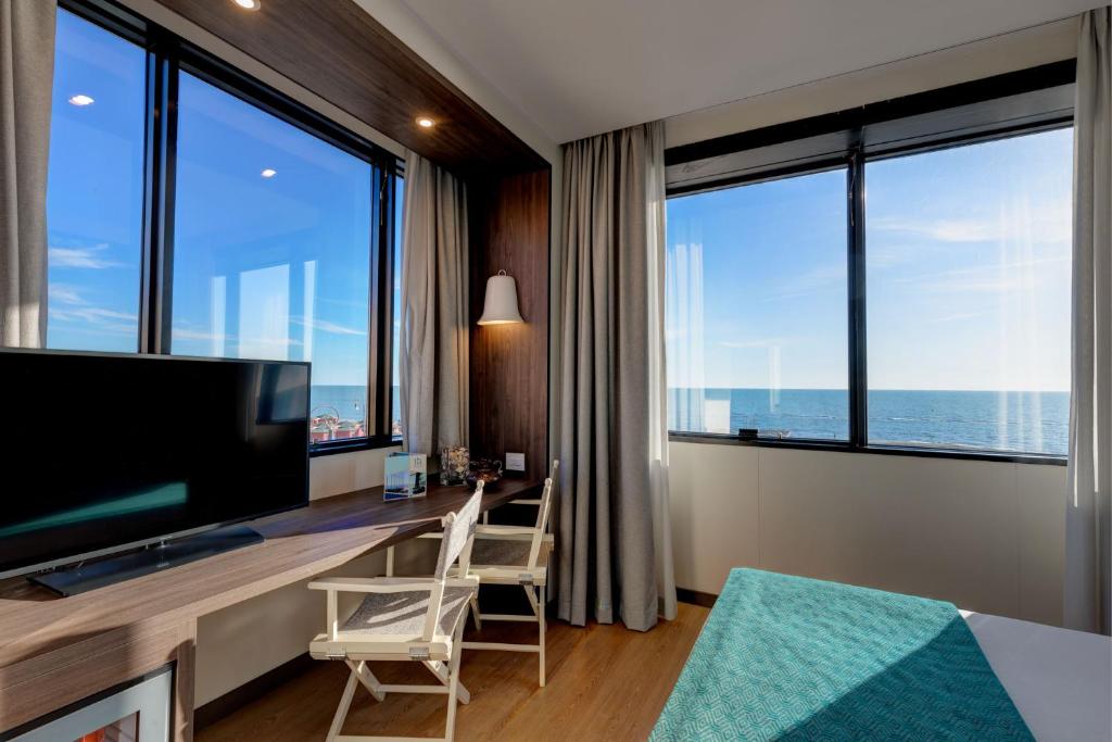 TV a/nebo společenská místnost v ubytování Fly Decó Hotel