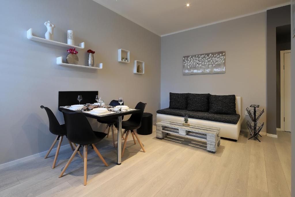 ein Wohnzimmer mit einem Tisch und einem Sofa in der Unterkunft Apartments Karla in Rijeka