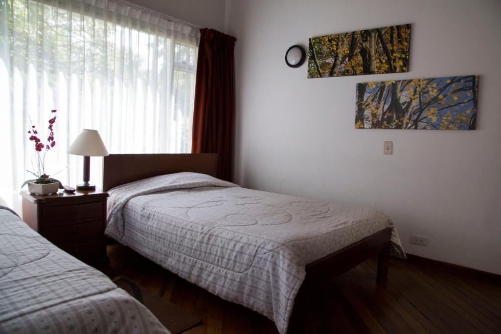 Postel nebo postele na pokoji v ubytování Hostal Bogotá Real