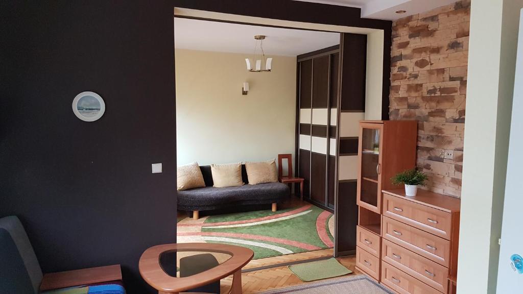 - un salon avec un canapé et une chaise dans l'établissement Mirella Centrum Gdyni, à Gdynia
