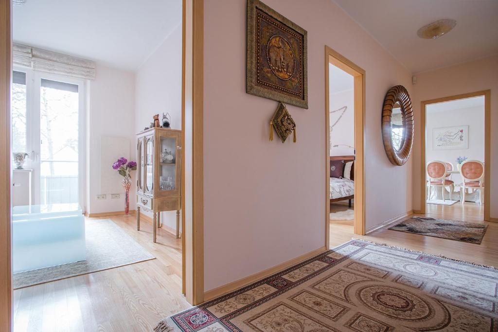 um corredor com uma porta que leva a uma sala de estar em Vilnius avenue apartments em Druskininkai