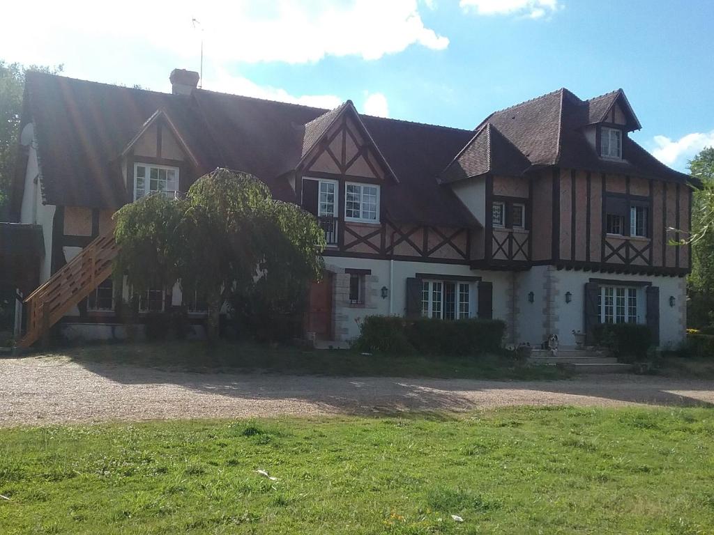 una casa grande con techo de gambrel en Les Mesangeres, en Chaumont-sur-Tharonne