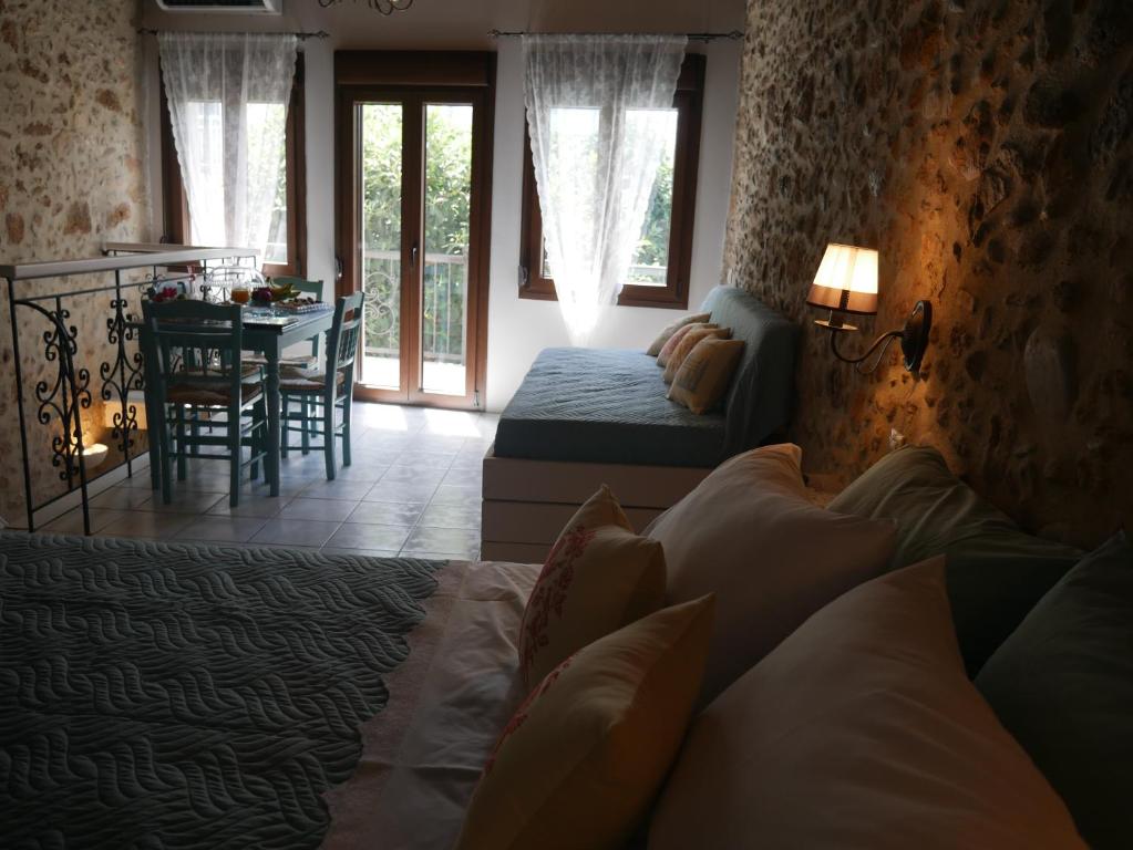 - une chambre avec un lit, une table et une salle à manger dans l'établissement Agalide, à Kíssamos