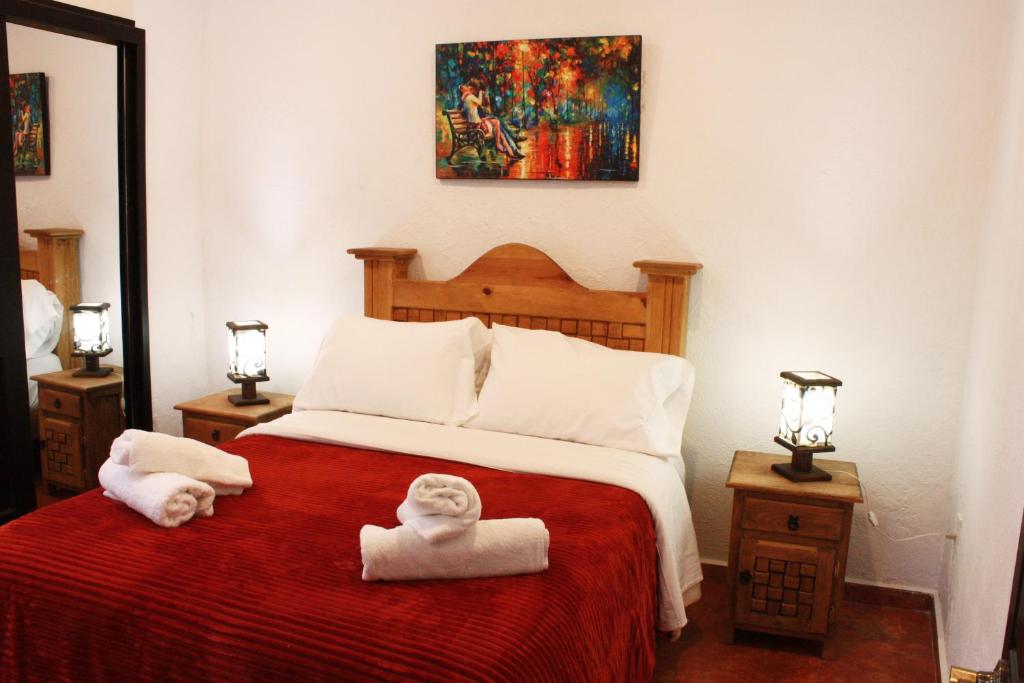 - une chambre avec un lit et des serviettes dans l'établissement Casa Azuela & Valencia Guanajuato Centro, à Guanajuato