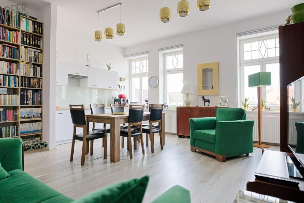 een woonkamer met een eettafel en stoelen bij Deer Apart in Cieszyn