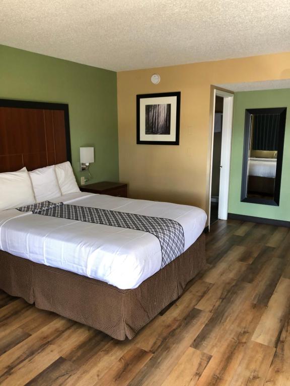 Postel nebo postele na pokoji v ubytování Knights Inn Motel