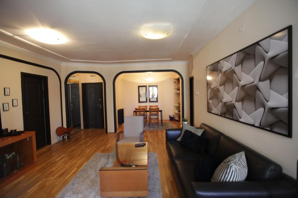 Et opholdsområde på YELLOW APARTMENT
