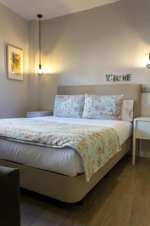 A bed or beds in a room at Arenal Suites Preciados