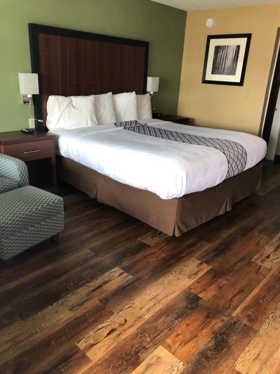 Postel nebo postele na pokoji v ubytování Knights Inn Motel