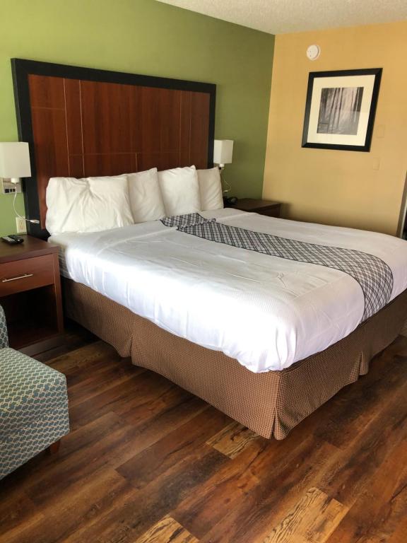 Postel nebo postele na pokoji v ubytování Knights Inn Motel