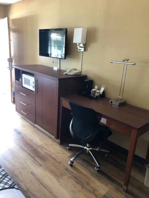 Kuchyň nebo kuchyňský kout v ubytování Knights Inn Motel