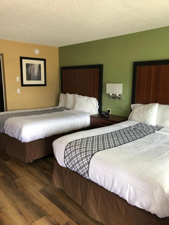 Postel nebo postele na pokoji v ubytování Knights Inn Motel