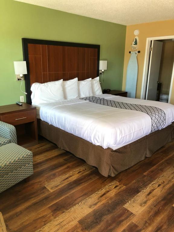 Postel nebo postele na pokoji v ubytování Knights Inn Motel