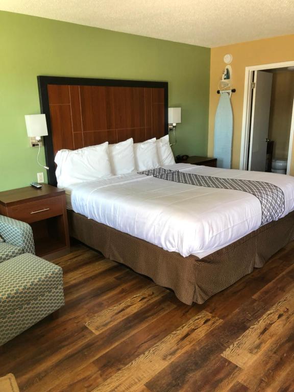 Postel nebo postele na pokoji v ubytování Knights Inn Motel