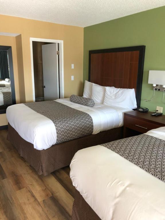 Postel nebo postele na pokoji v ubytování Knights Inn Motel