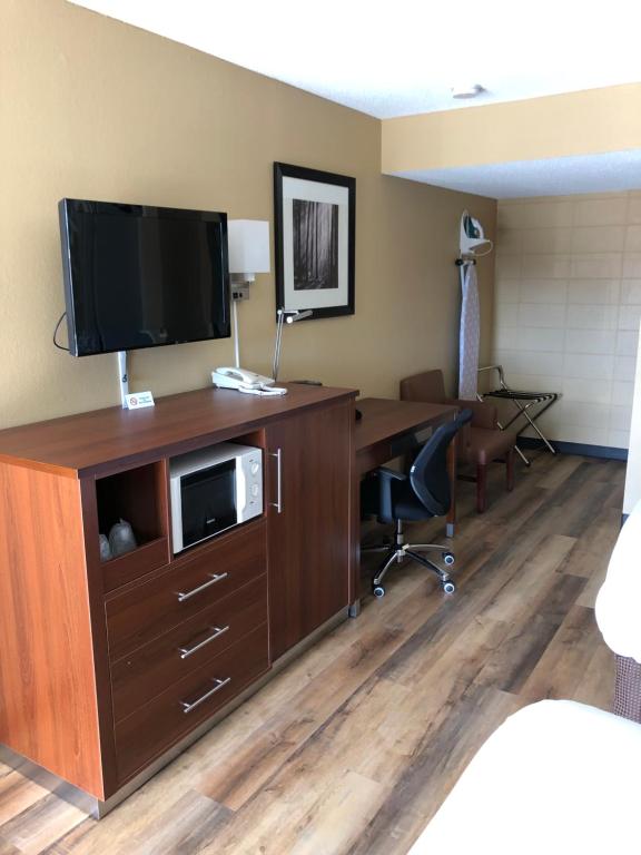 TV a/nebo společenská místnost v ubytování Knights Inn Motel