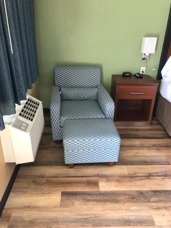 Posezení v ubytování Knights Inn Motel