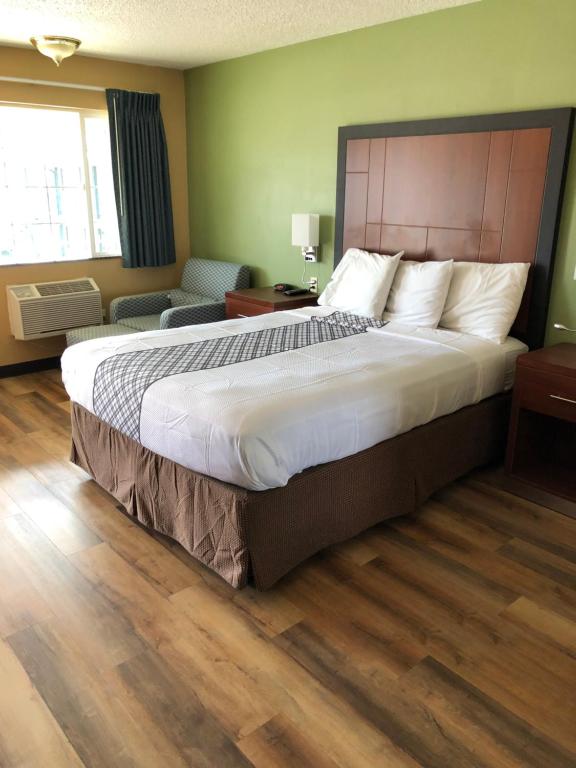 Postel nebo postele na pokoji v ubytování Knights Inn Motel
