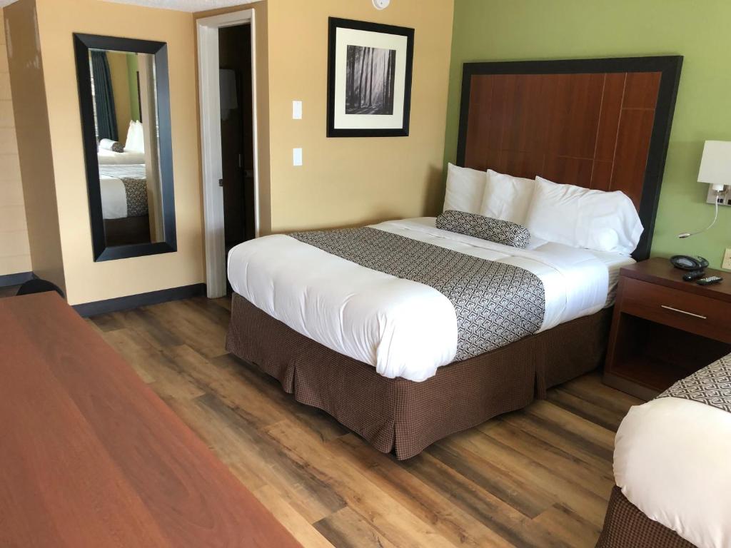 Postel nebo postele na pokoji v ubytování Knights Inn Motel