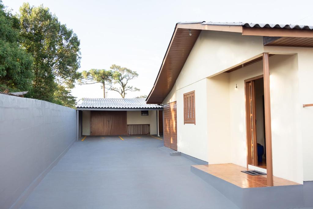 una casa con una gran entrada delante de ella en Paradouro Padilha, en Canela