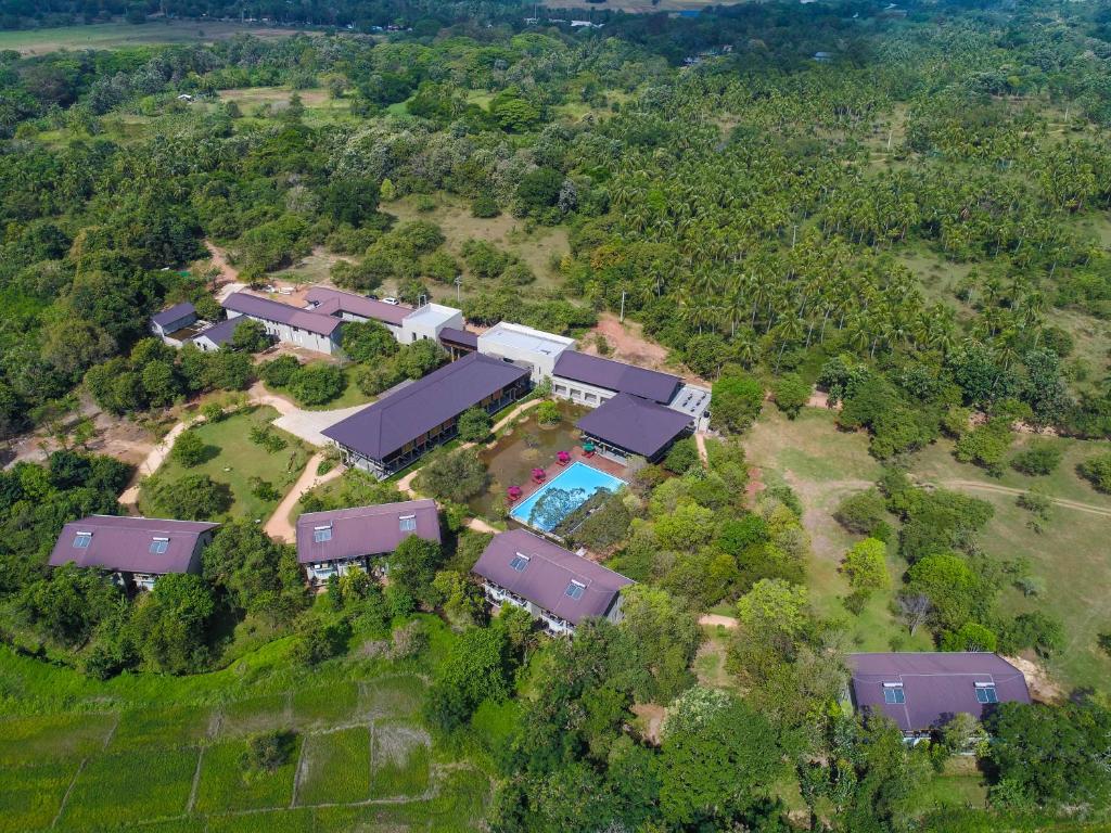 una vista aérea de una casa con piscina en Tropical Life Resort and Spa, en Dambulla