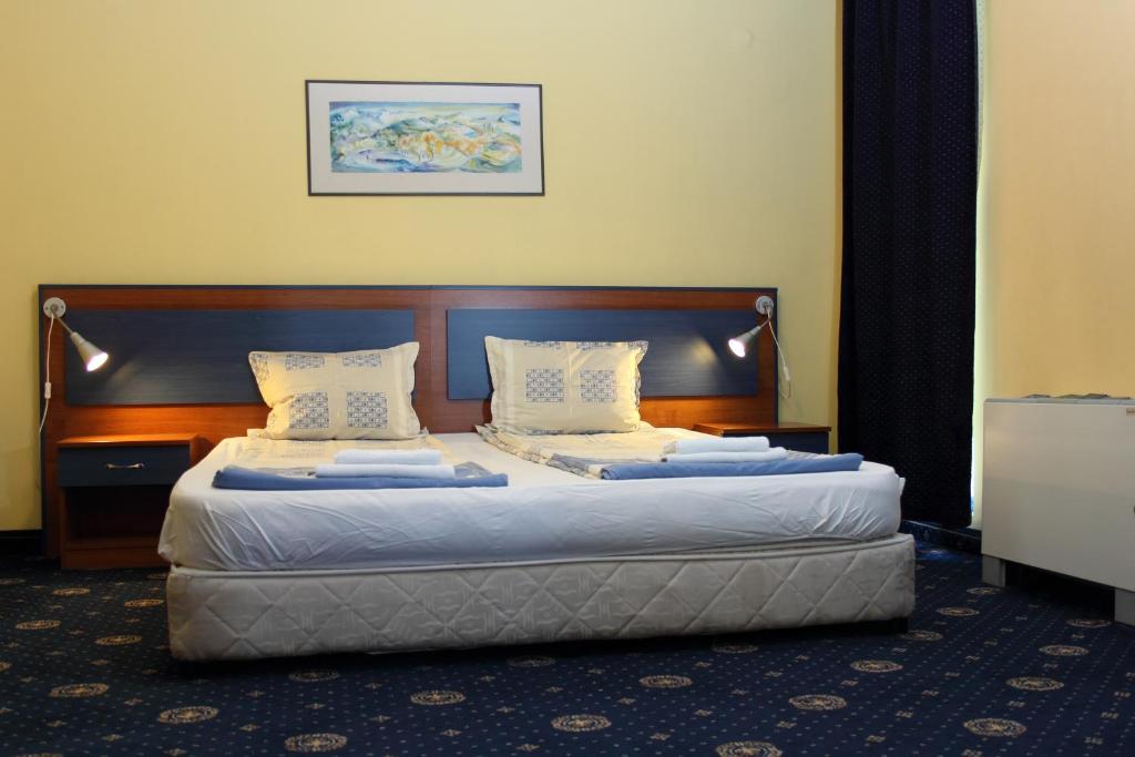 Postel nebo postele na pokoji v ubytování Fenix Family Hotel