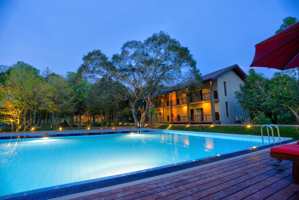 Bazén v ubytování Tropical Life Resort and Spa nebo v jeho okolí