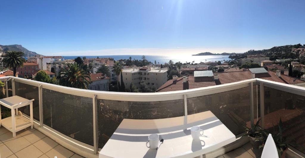 - un balcon avec un skateboard dans l'établissement **** Panoramic Top Roof in Beaulieu ****, à Beaulieu-sur-Mer