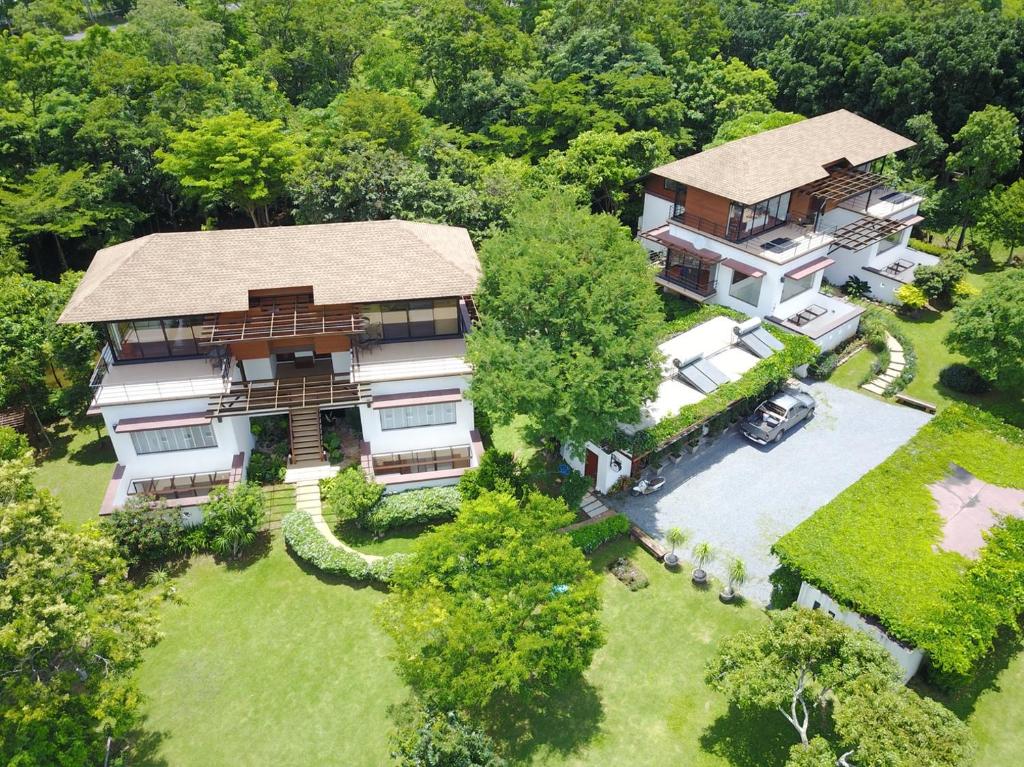 uma vista aérea de uma casa com um jardim em The Pig House Khao Yai - SHA Plus em Mu Si