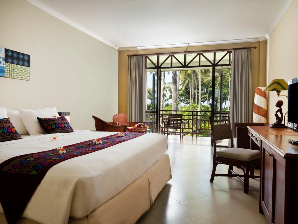 Postel nebo postele na pokoji v ubytování Holiday Resort Lombok