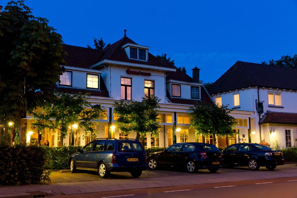 a group of cars parked in front of a building at Hotel Restaurant Taverne in Twello