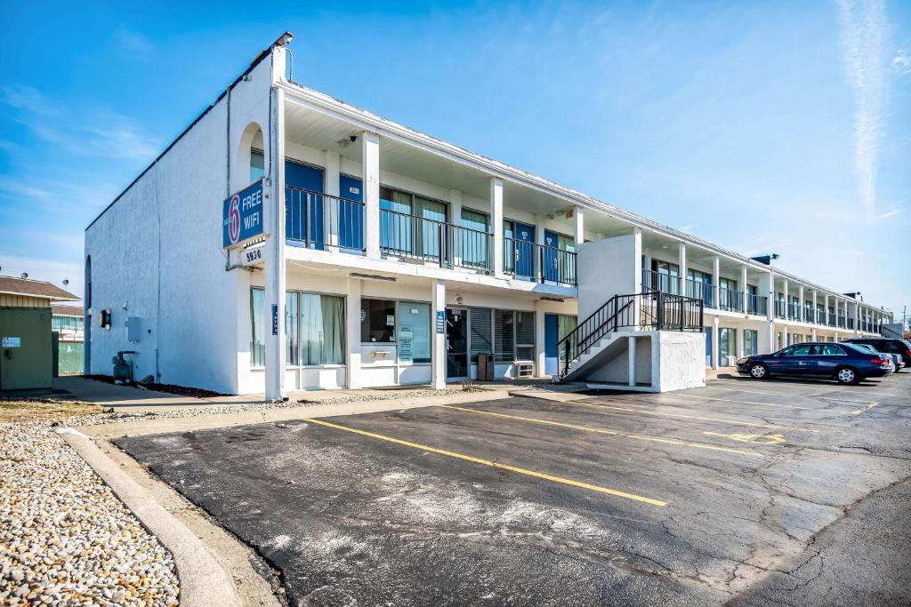 a building with a car parked in a parking lot at Motel 6-Columbus, OH in Columbus