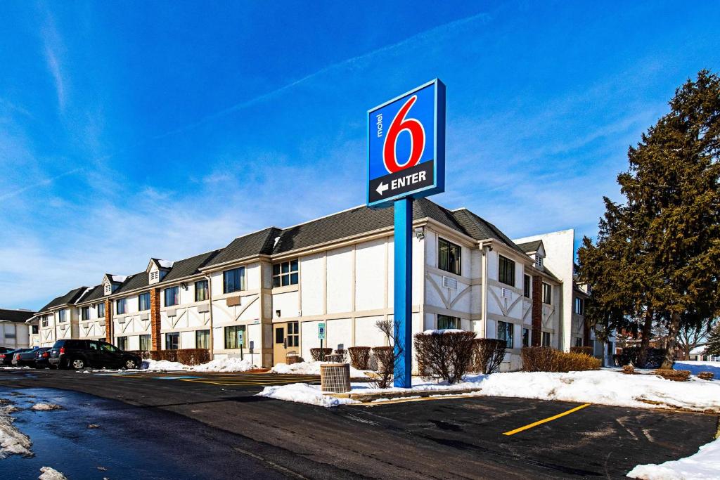 una señal de no estacionamiento frente a un edificio en Motel 6-Palatine, IL - Chicago Northwest, en Palatine