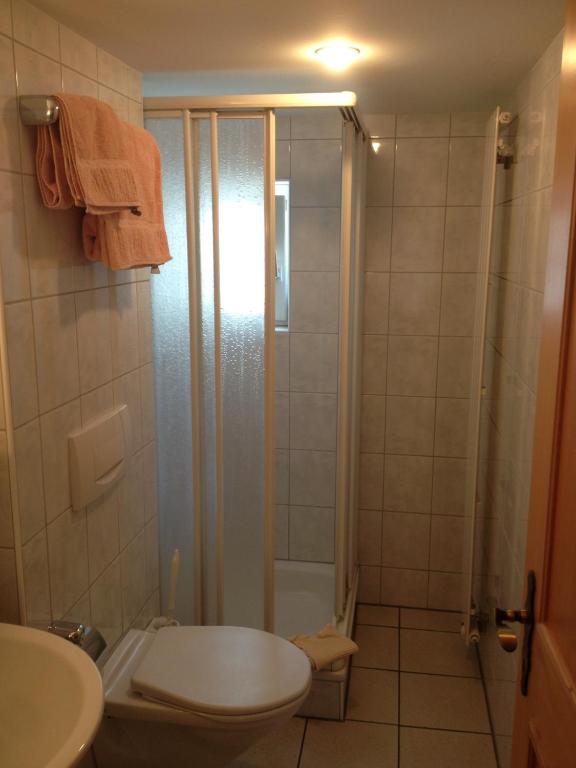 Koupelna v ubytování Café-Conditorei Hotel Huber