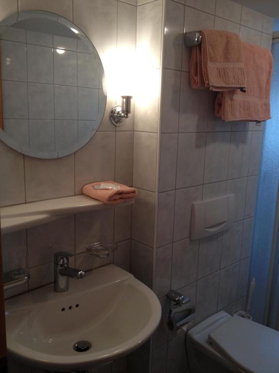 Koupelna v ubytování Café-Conditorei Hotel Huber