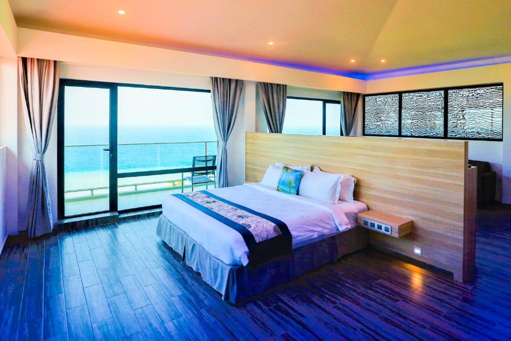 Photo of King Suite with Balcony and Seaview	 #2