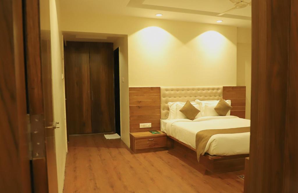 Postel nebo postele na pokoji v ubytování Sai Neem Tree Hotel