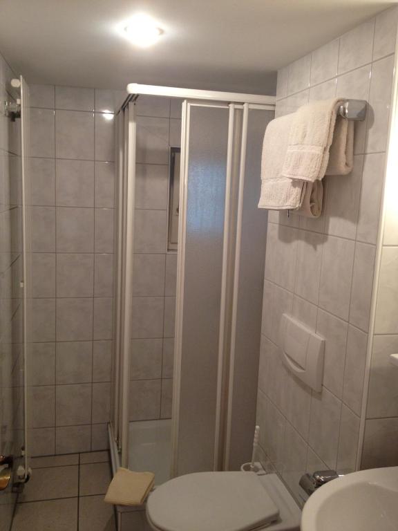 Koupelna v ubytování Café-Conditorei Hotel Huber