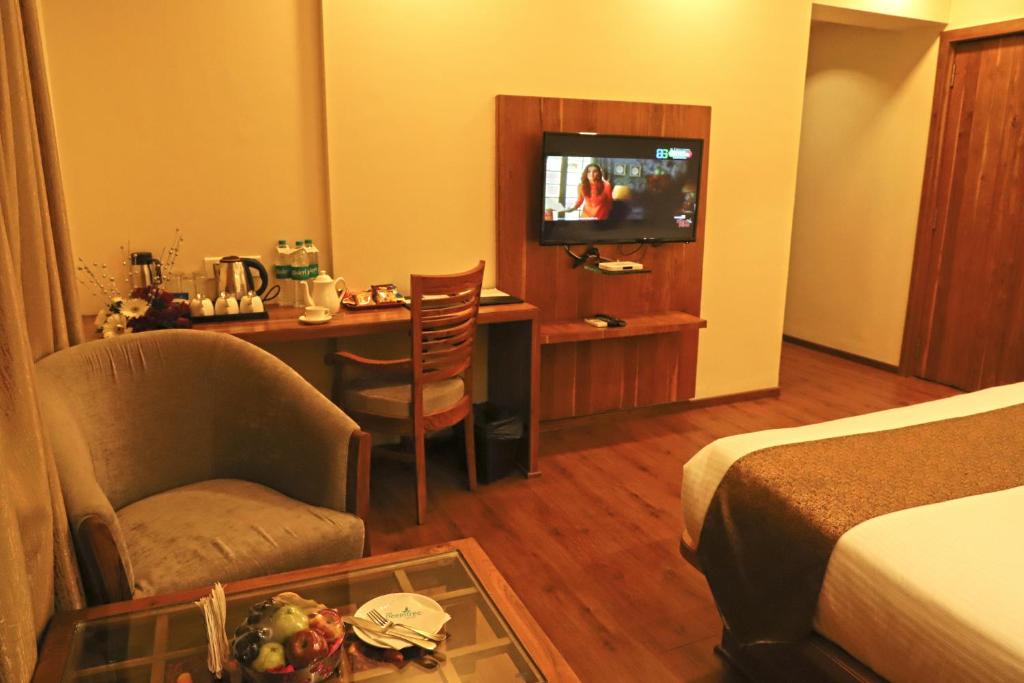 TV a/nebo společenská místnost v ubytování Sai Neem Tree Hotel
