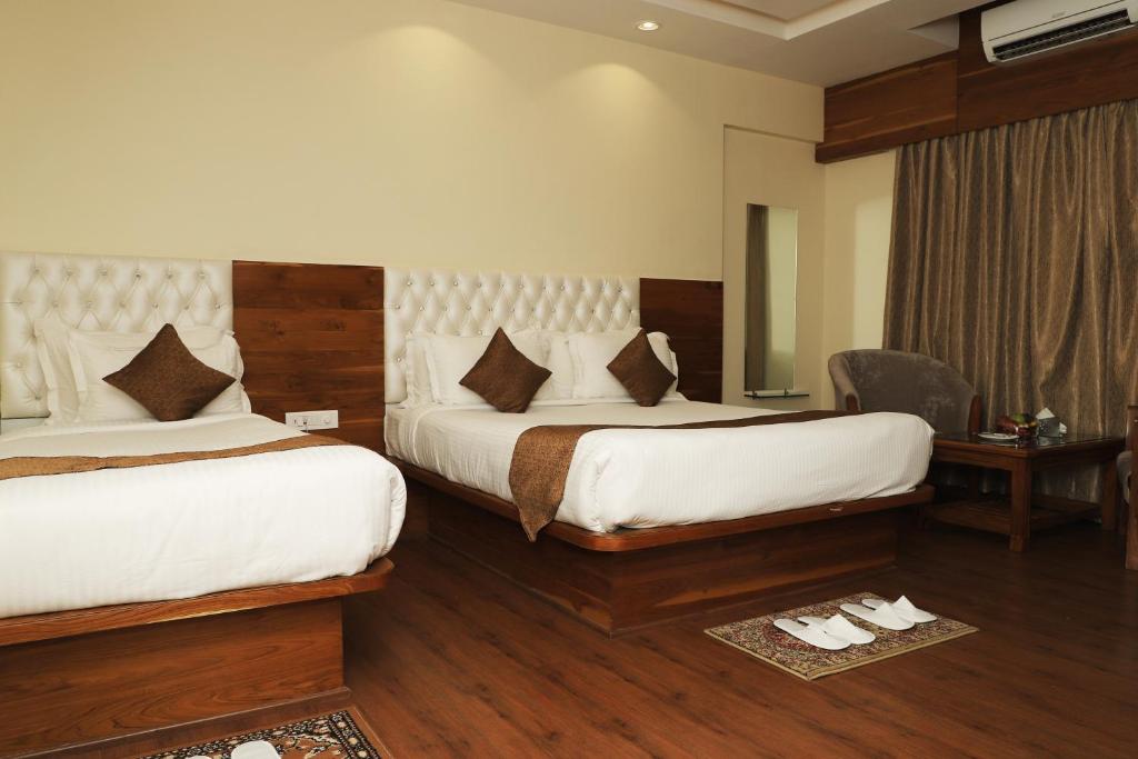 Postel nebo postele na pokoji v ubytování Sai Neem Tree Hotel