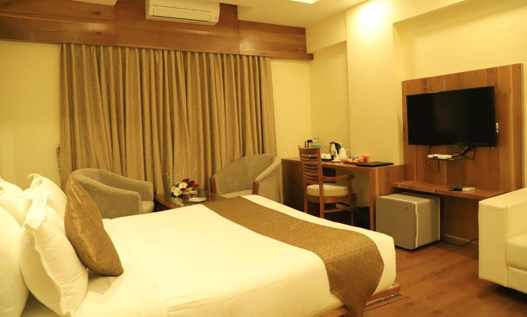 TV a/nebo společenská místnost v ubytování Sai Neem Tree Hotel