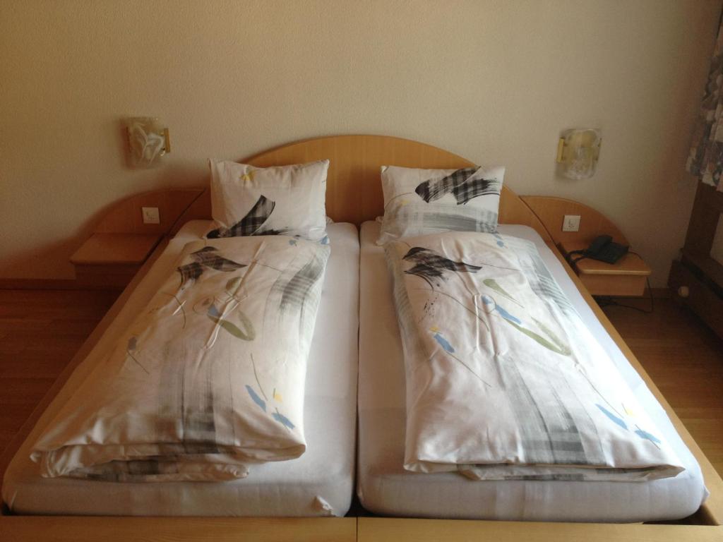 Postel nebo postele na pokoji v ubytování Café-Conditorei Hotel Huber