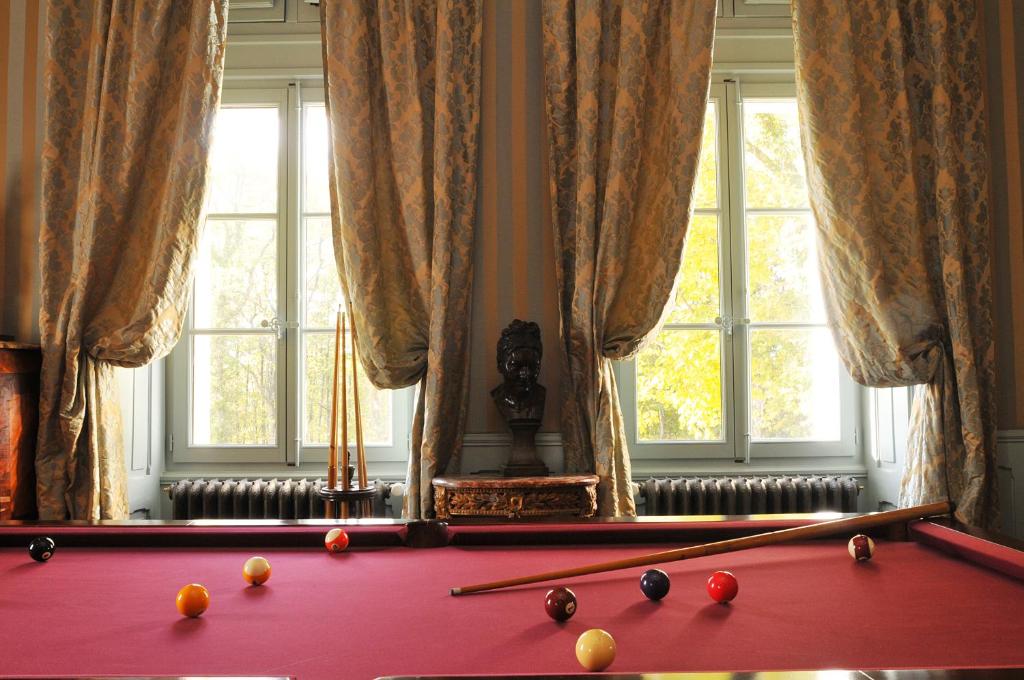 Biliár nebo kulečník v ubytování Château des Faugs