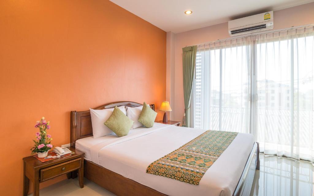 Postel nebo postele na pokoji v ubytování Krabi Phetpailin Hotel