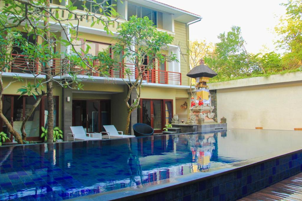 Bazén v ubytování Transera Kamini Legian Hotel nebo v jeho okolí