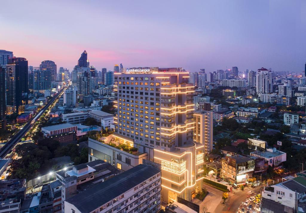 曼谷的住宿－曼谷日航酒店，城市的一座有灯光的建筑